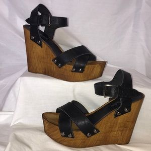 Wood wedges with black leather